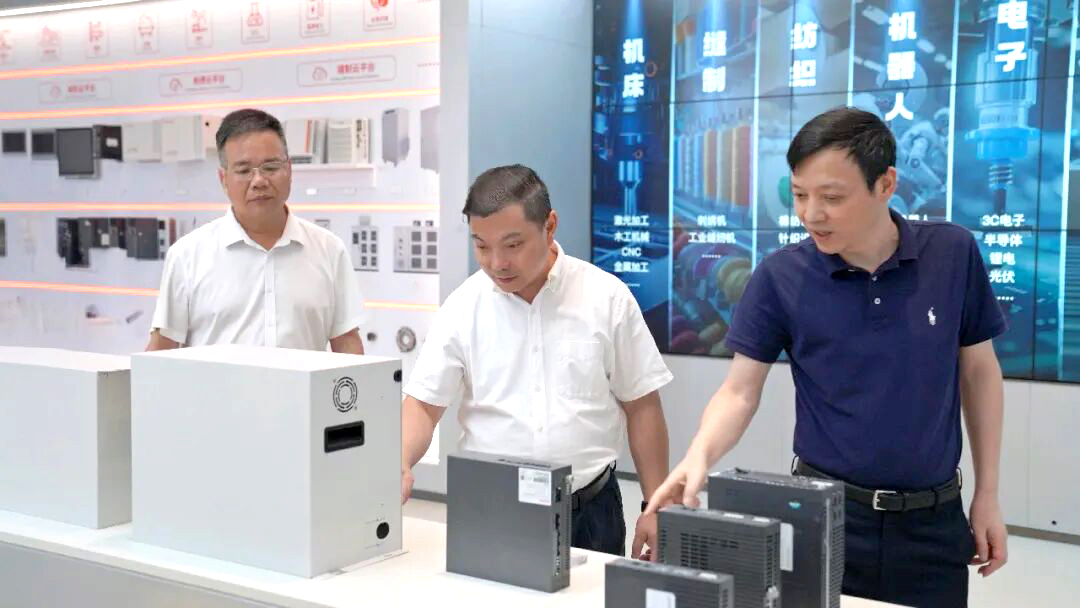 福州高新区领导一行莅临睿能科技调研指导(图1) 福州高新区领导一行莅临睿能科技调研指导(图1)