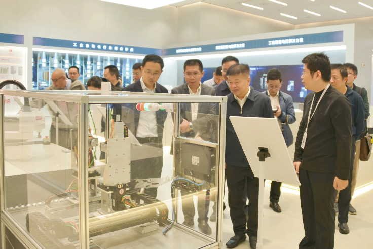 省工信厅陈建业厅长一行莅临睿能科技调研考察(图2) 省工信厅陈建业厅长一行莅临睿能科技调研考察(图2)